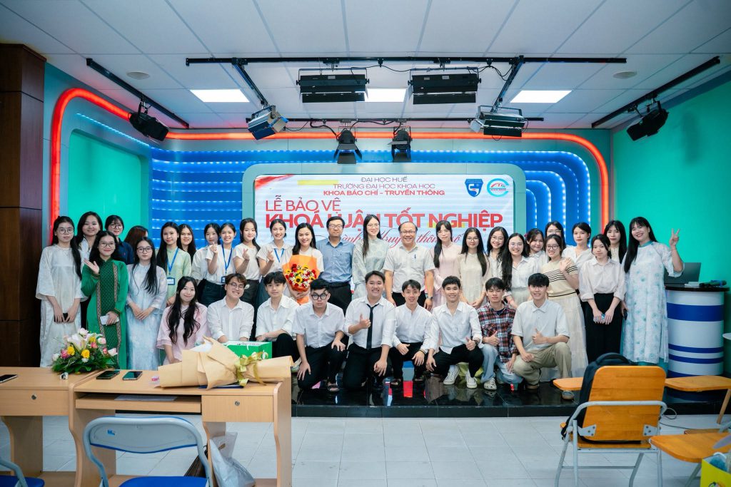 KHOA BÁO CHÍ – TRUYỀN THÔNG TỔ CHỨC LỄ BẢO VỆ KHOÁ LUẬN TỐT NGHIỆP CHO SINH VIÊN KHOÁ 46