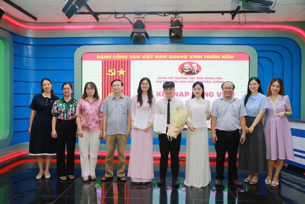 CHI BỘ KHOA BÁO CHÍ – TRUYỀN THÔNG TỔ CHỨC LỄ KẾT NẠP ĐẢNG VIÊN MỚI