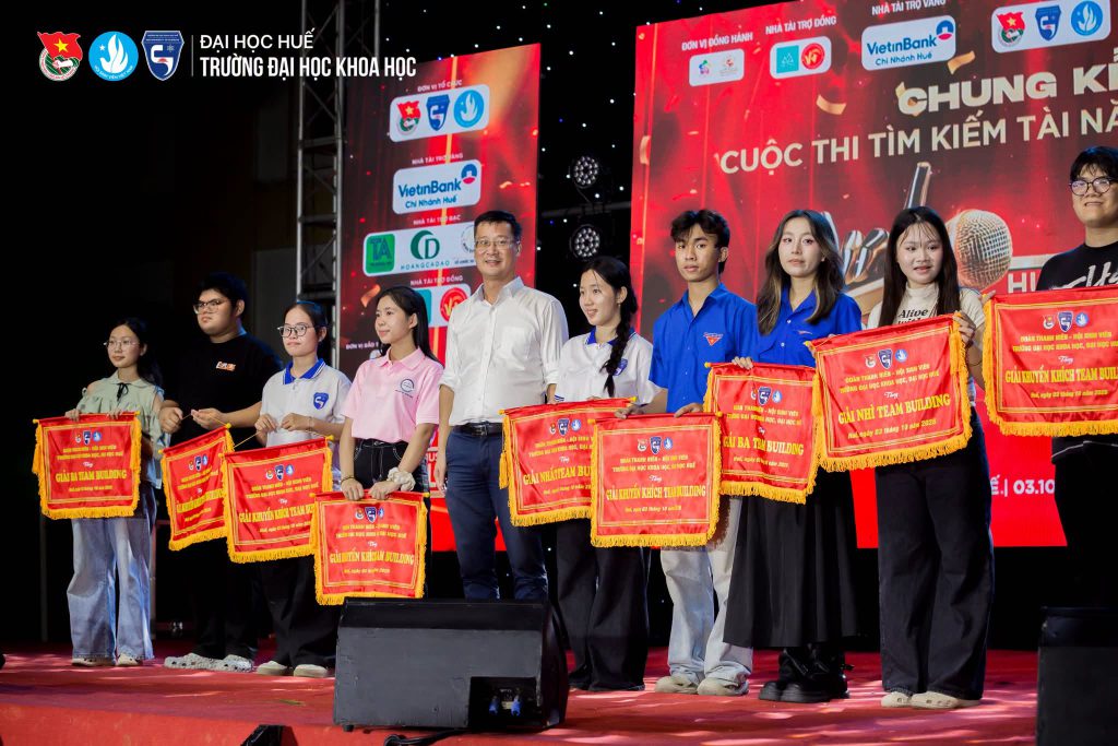Sinh viên Khoa Báo Chí – Truyền thông tại Ngày hội Chào đón tân sinh viên K50 và Học sinh khối 10 Trường THPT Chuyên Khoa học