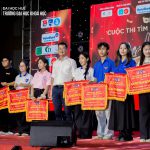 Sinh viên Khoa Báo Chí – Truyền thông tại Ngày hội Chào đón tân sinh viên K50 và Học sinh khối 10 Trường THPT Chuyên Khoa học